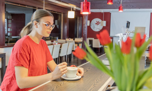 Kaffee trinken an der Bar der Cafe Lounge