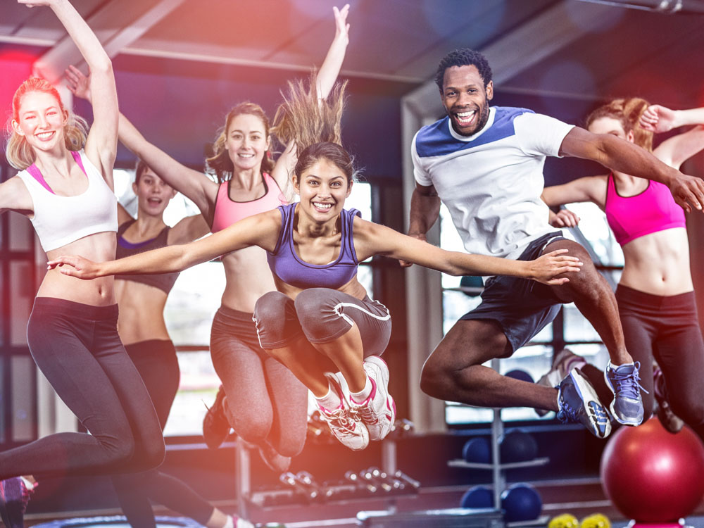 Kontakt, Springende junge Menschen im Kursraum