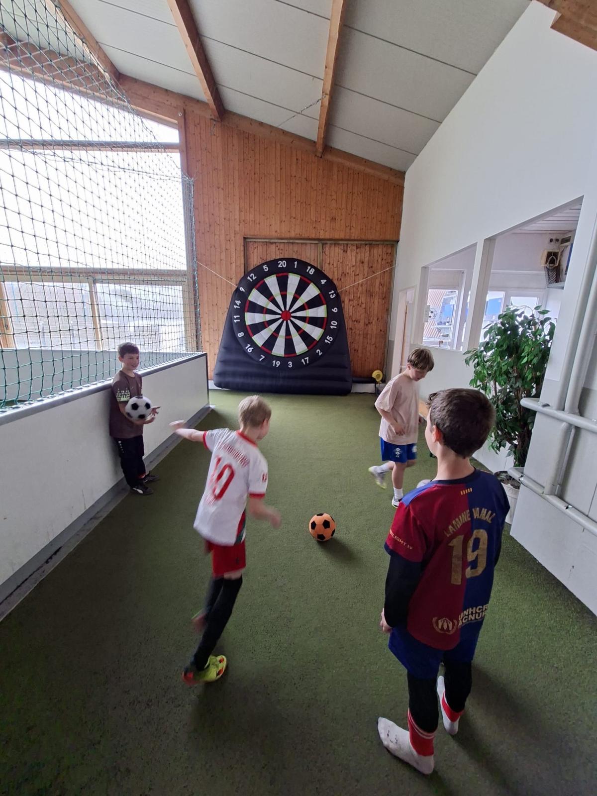 Spaß beim Fußball Dart, mit Geschick zum Bull