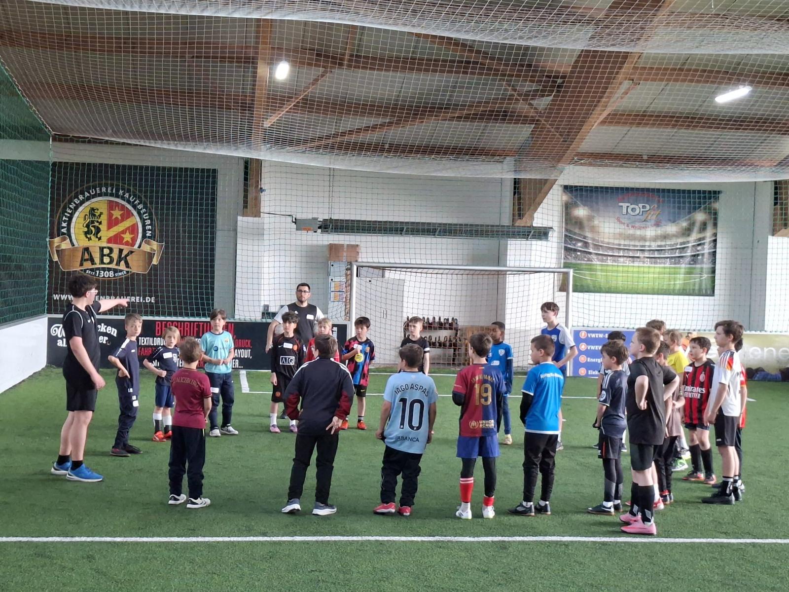 Einweisung vom Trainer bei Beginn des Fussballcamps